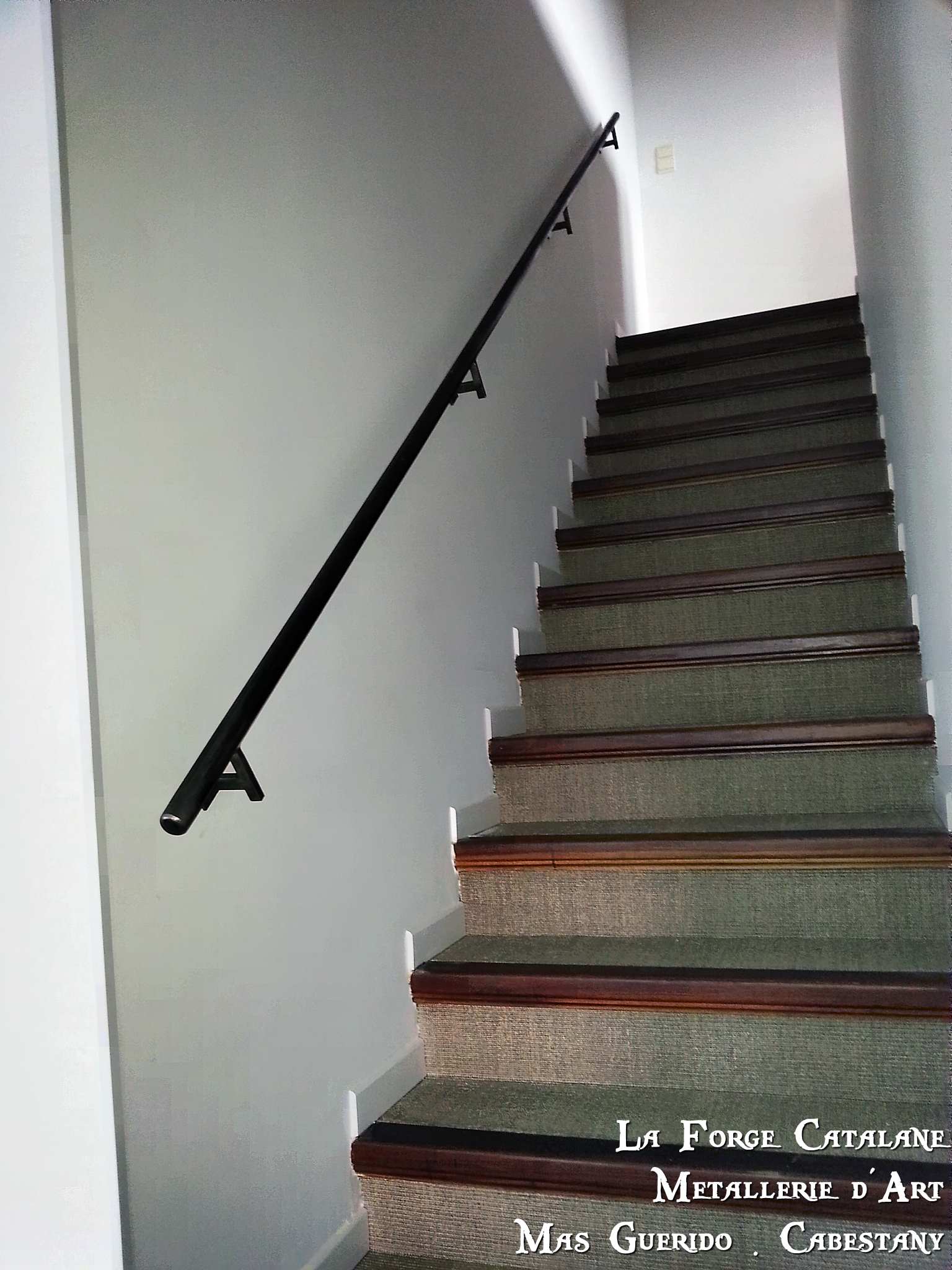 main courante en fer tube rond extremite bouche forge catalane.jpg